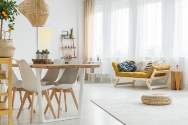 Hardal kanepe üzerinde mavi yastık