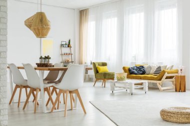 Bir tabloda örgülü sepet