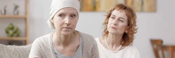 Mulher com câncer com a mãe — Fotografia de Stock