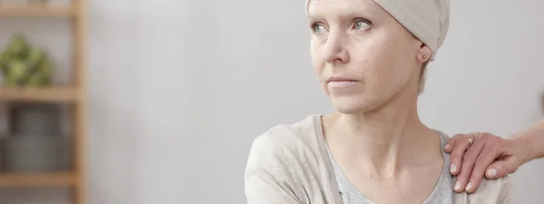 Женщина с раком дома — стоковое фото