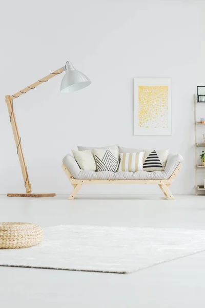 Zaprojektowane lampy obok sofa — Zdjęcie stockowe