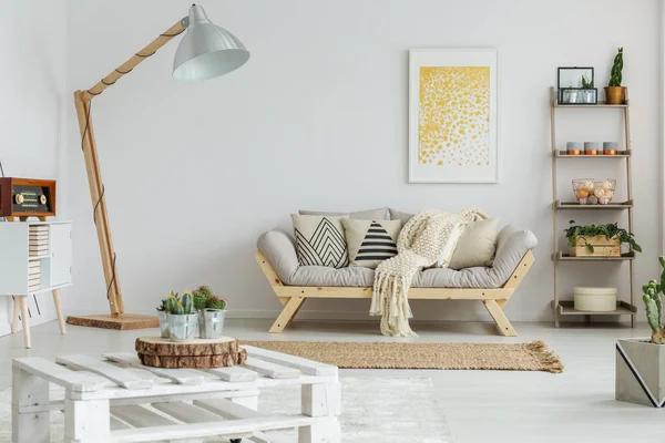 La pittura gialla pende sul divano — Foto Stock