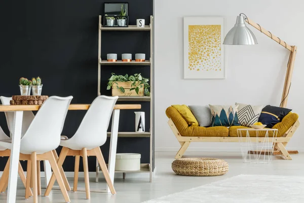 Open ruimte met ontworpen meubels — Stockfoto