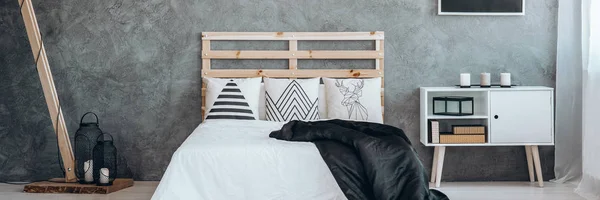 Houten bed en eenvoudige accessoires — Stockfoto