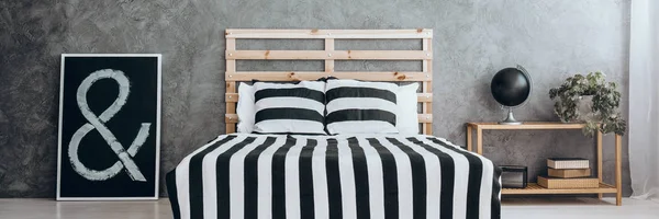 Полосатое черно-белое постельное белье — стоковое фото