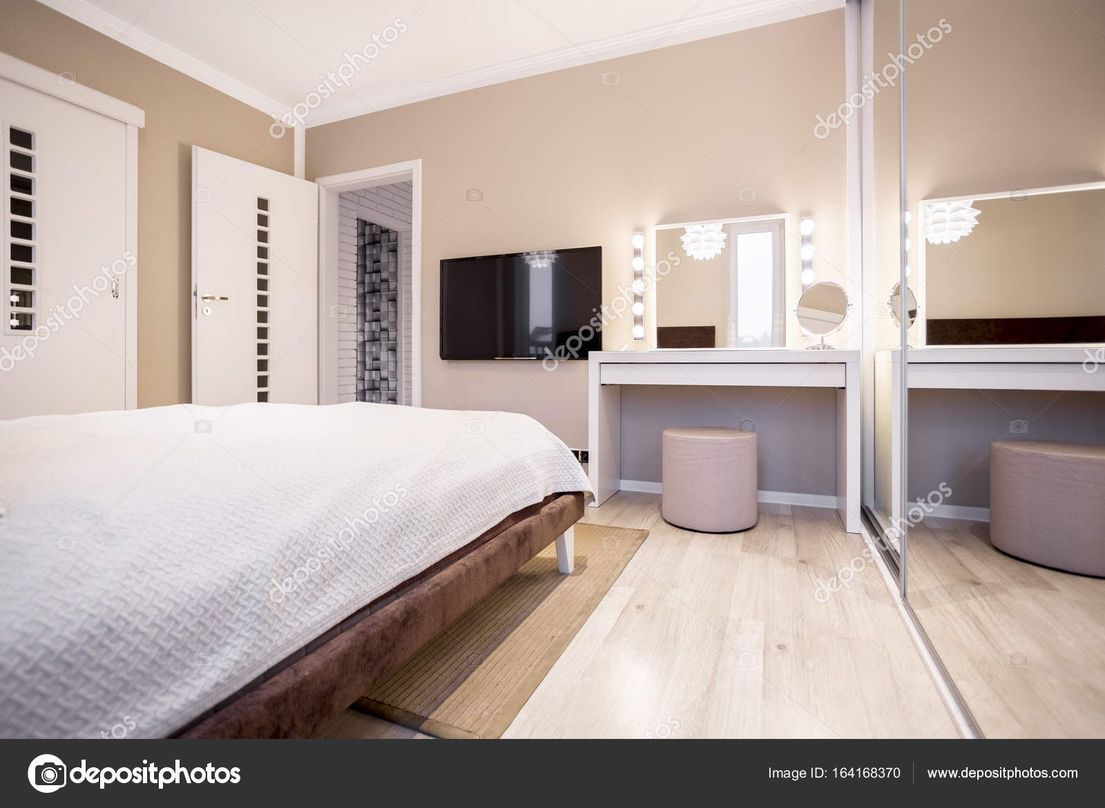 Slaapkamer met Tv en kaptafel — Stockfoto © photographee.eu #164168370 Slaapkamer met Tv en kaptafel — Stockfoto © photographee.eu #164168370