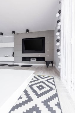 Eğlenceli oturma odası dekore edilmiştir.