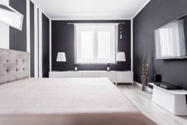 Modern yatak odası bölgesinde rahatla