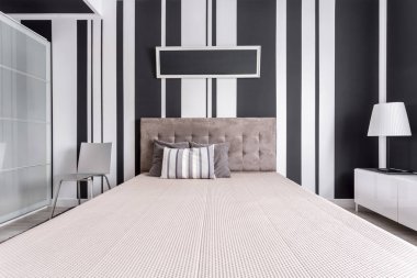 Havalı Yatak odasında yatağın Merkezi Görünümü