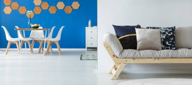 Yemek masası üzerinde cam vazoda çiçekler