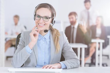 Dostça telefon merkezi işçisi