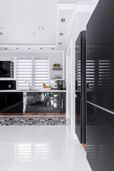 黑色和白色的厨房 — 图库照片