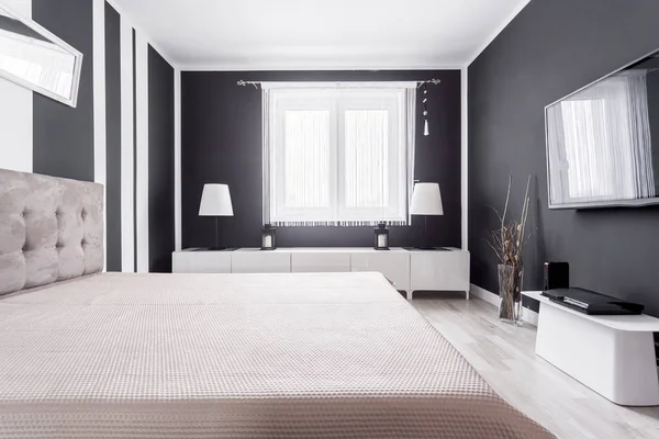 Modern yatak odası bölgesinde rahatla