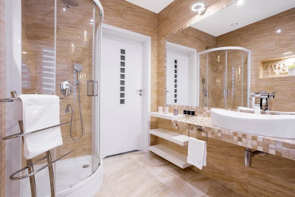 Banheiro bege com chuveiro — Fotografia de Stock