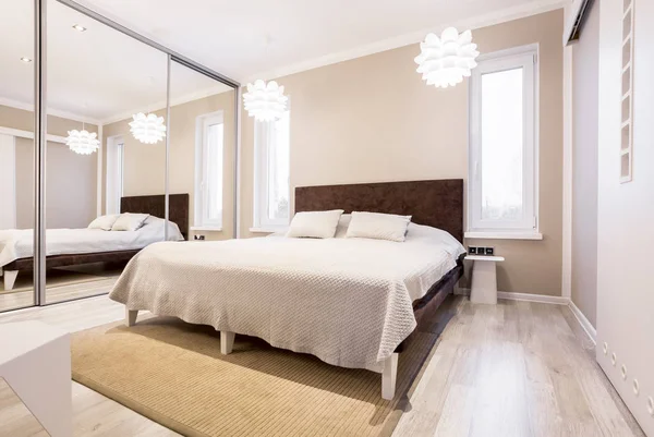 Beige bedroom with mirror wardrobe — Stock Photo, Image