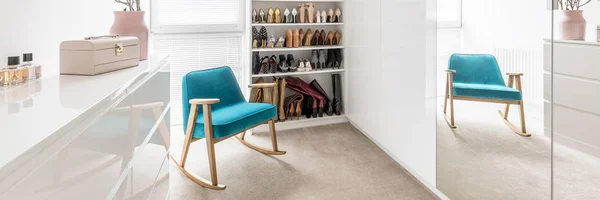 여자 신발 화이트 선반 — 스톡 사진