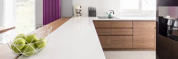Moderne Küche mit Kaffeemaschine — Stockfoto