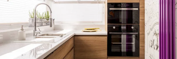 Cozinha projetada com bancada lustrosa branca — Fotografia de Stock