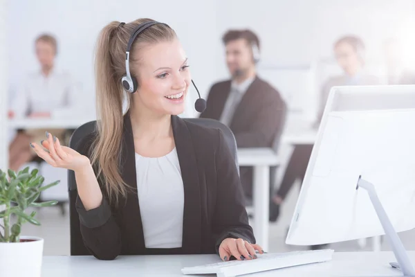 Agente de call center usando o computador — Fotografia de Stock