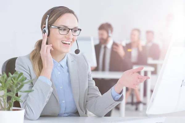 Kvinna som arbetar som call center representant — Stockfoto