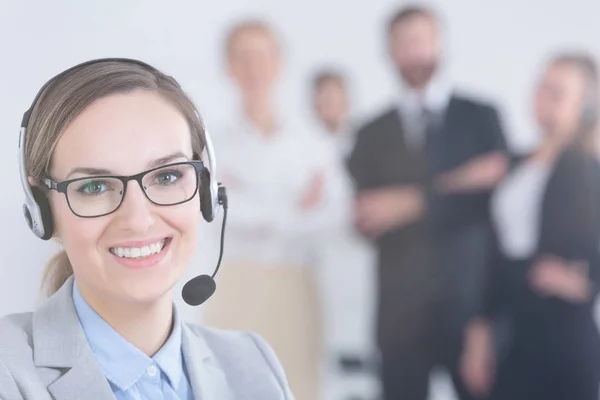 Zakenvrouw dragen hoofdtelefoon — Stockfoto