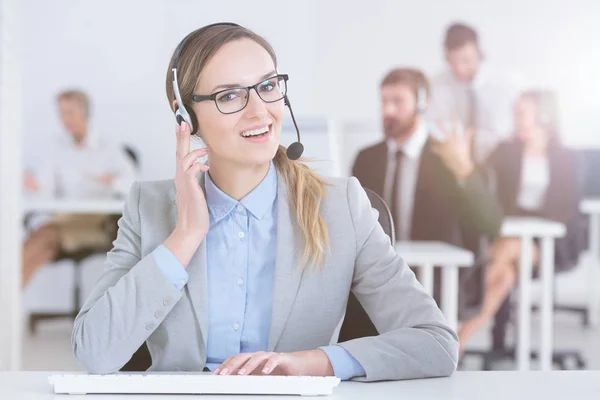 Callcenter agent på hennes skrivbord — Stockfoto