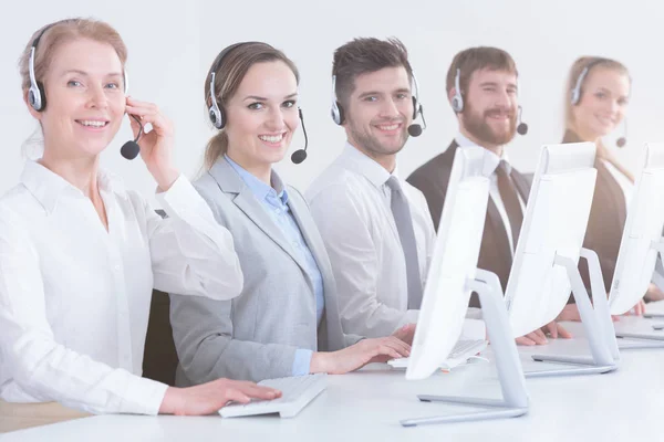 Trabalhadores de call center no escritório — Fotografia de Stock