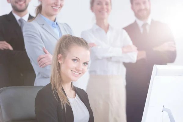 Büroangestellte am Computer — Stockfoto