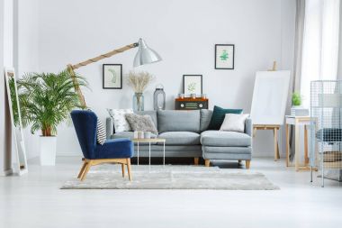 Desenli yastık ile klasik koltuk