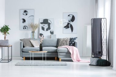 Oturma odasında sanatsal posterler