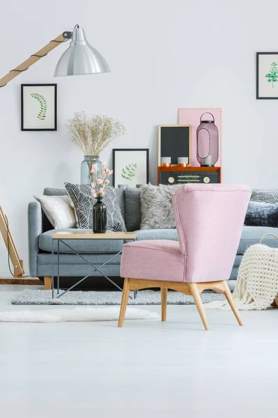 Roze vintage fauteuil in kamer — Stockfoto