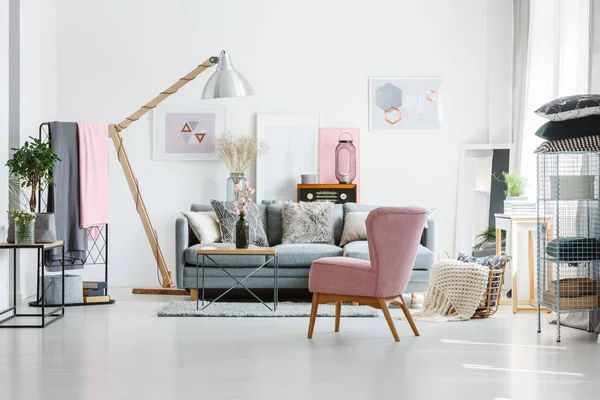 Sofá gris con almohadas decorativas — Foto de Stock