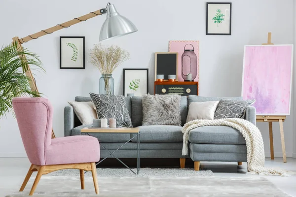 Różowy fotel na szary dywan — Zdjęcie stockowe