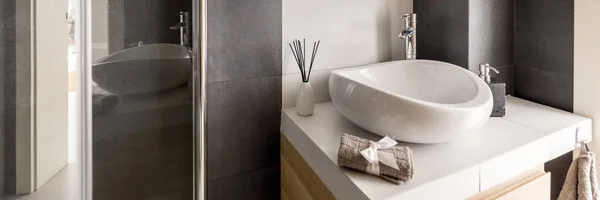 Baño blanco y gris — Foto de Stock