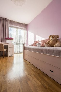 Lila girly yatak odası