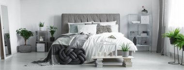 Mumları yakın gri örgülü yastık