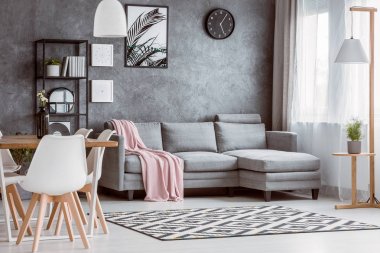 Oturma odasında yemek masası