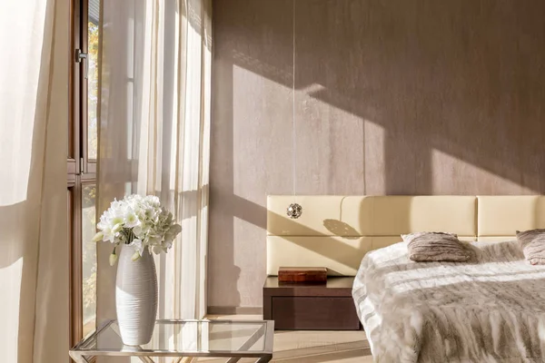 Çiçek bej yatak odasında