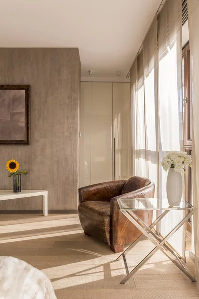 Vintage koltuk ve Oda çiçeklenir