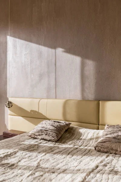 Bed met bont deken — Stockfoto