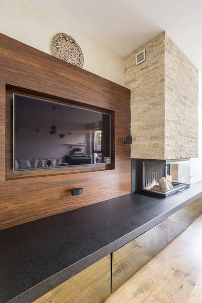 TV och öppen spis i eleganta rum — Stockfoto