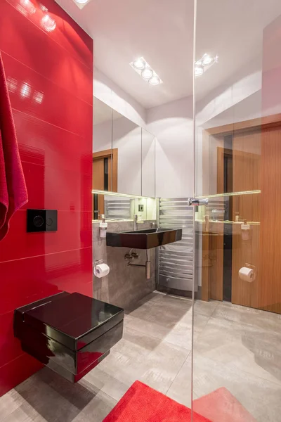 Koupelna s červenými prvky — Stock fotografie