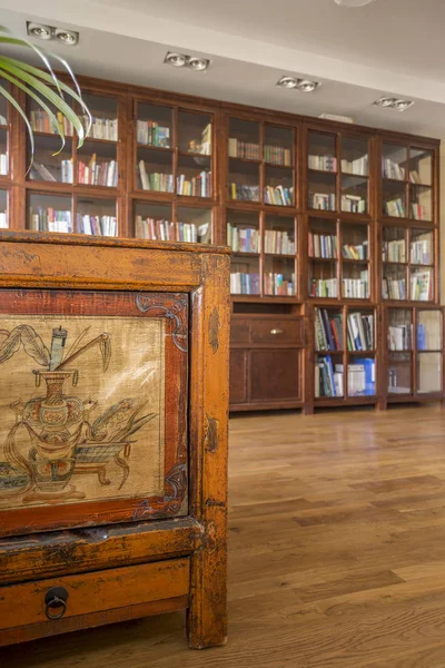 Biblioteca in stile coloniale — Foto Stock