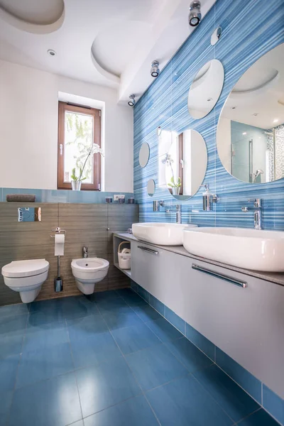 Kamar mandi dengan ubin biru dan cermin — Stok Foto