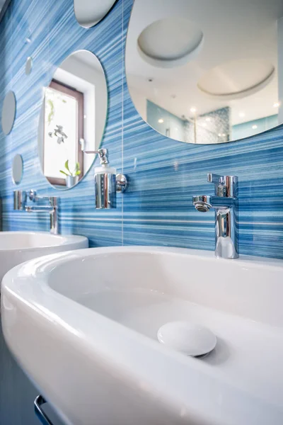 在有趣的蓝色浴室中下沉 — 图库照片