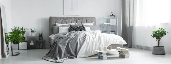 Cuscino grigio intrecciato su letto king-size — Foto Stock