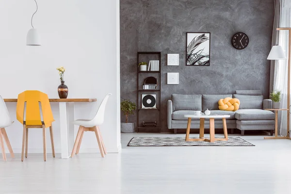 Gelber Stuhl im Wohnzimmer — Stockfoto