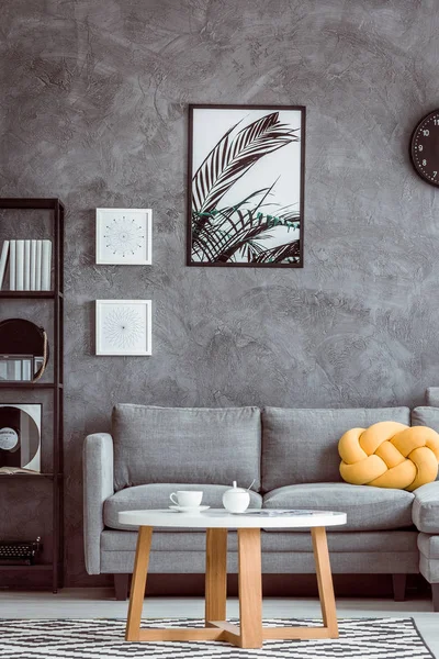 Malerei über grauem Sofa — Stockfoto