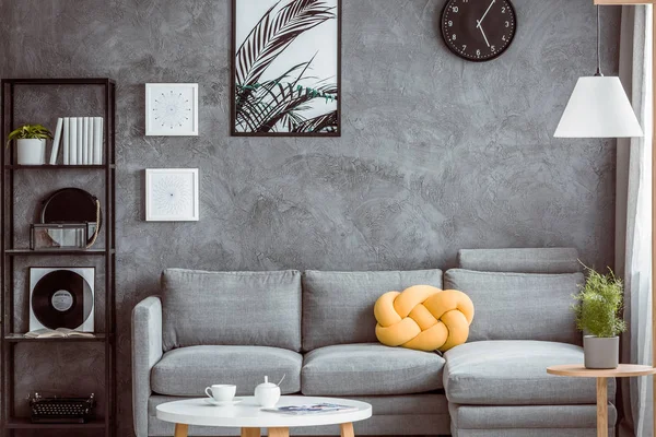 Cuscino giallo su divano grigio — Foto Stock