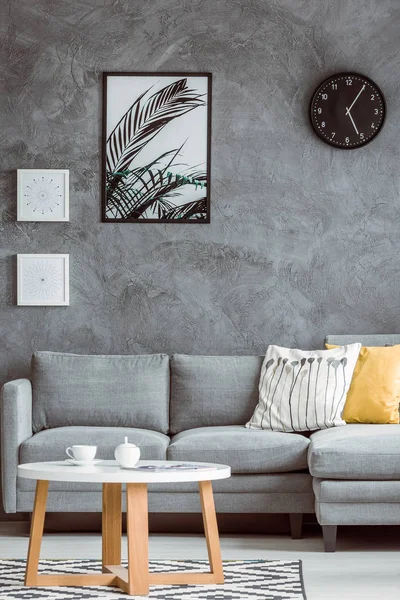 Jednoduchá obývací pokoj s plakáty — Stock fotografie